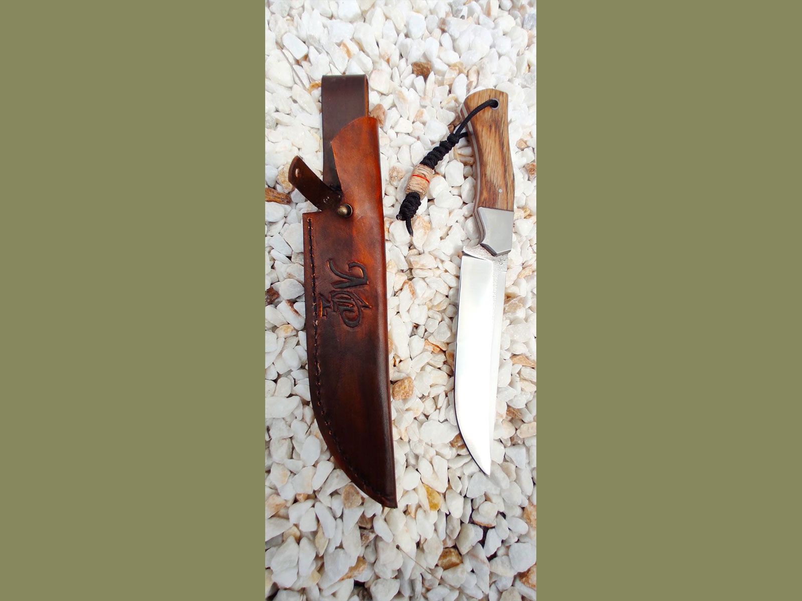 Couteau tout terrain avec lame forgée pour la chasse et bushcraft