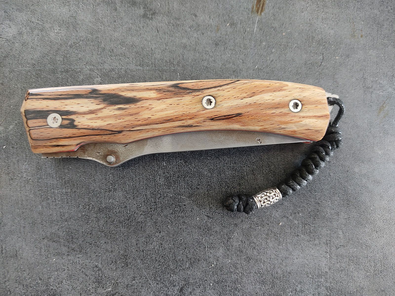 Couteau pliant pocket robuste en lame forgée avec manche bois Traqueur