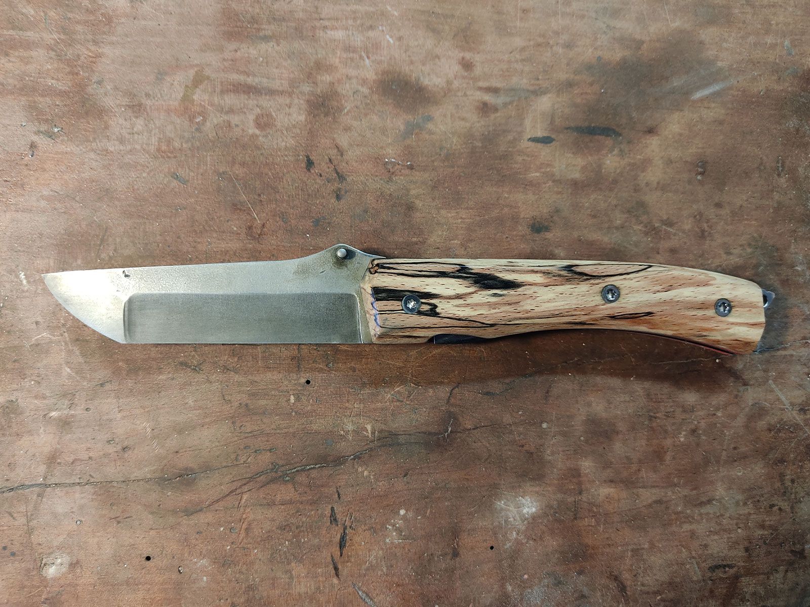 Couteau pliant pocket robuste en lame forgée avec manche bois Traqueur