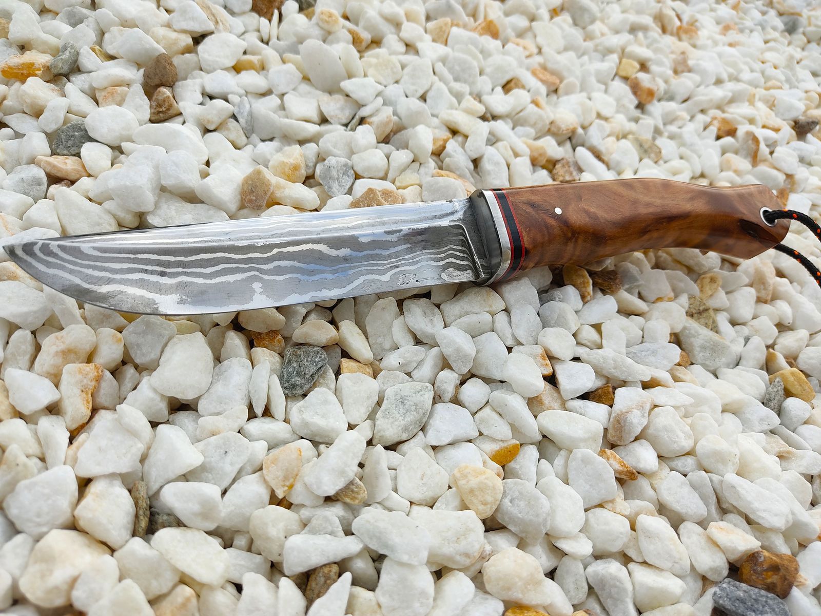 Couteau tout terrain avec lame forgée pour la chasse et bushcraft
