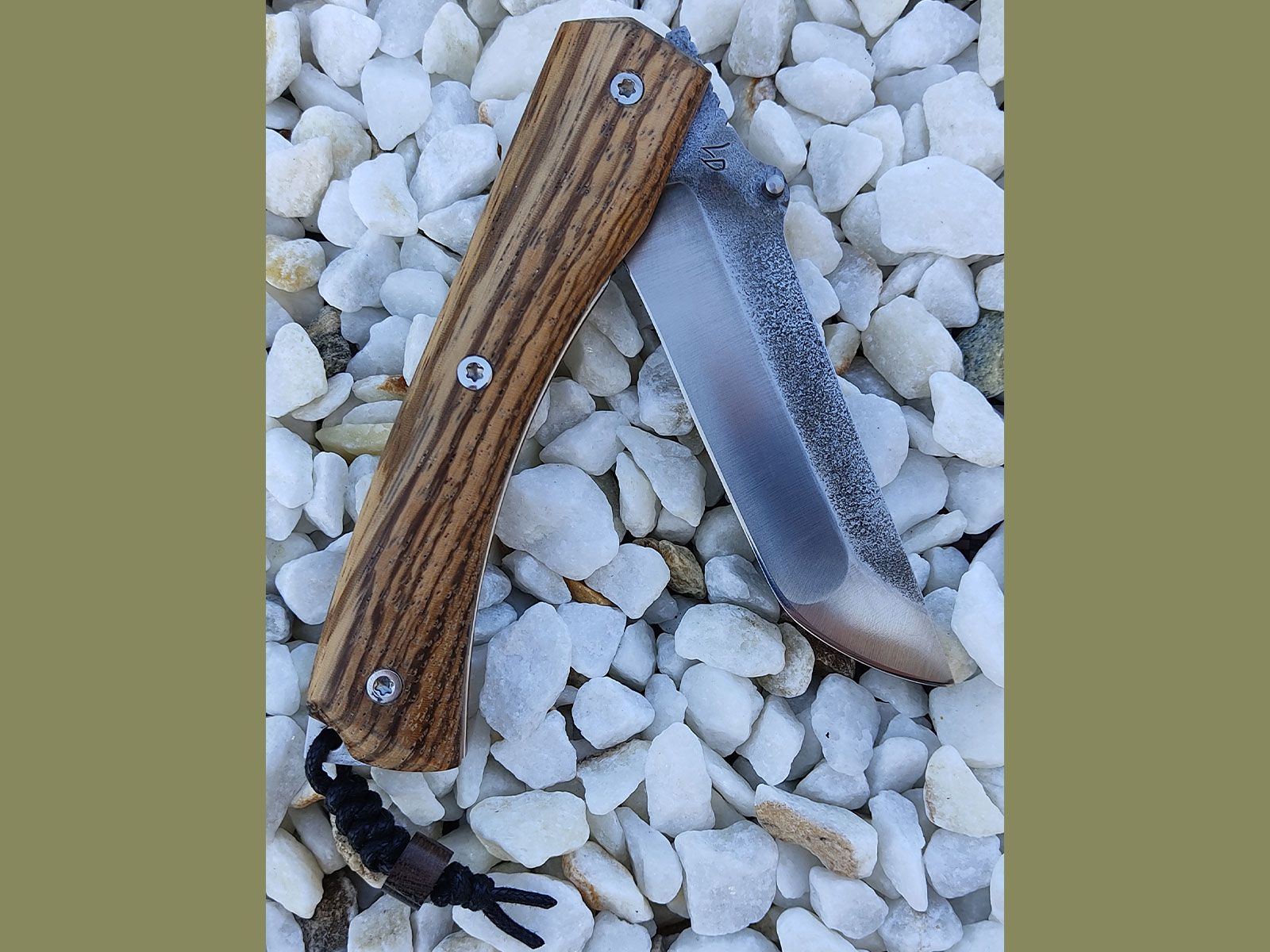 Couteau pliant pocket robuste en lame forgée avec manche bois Traqueur